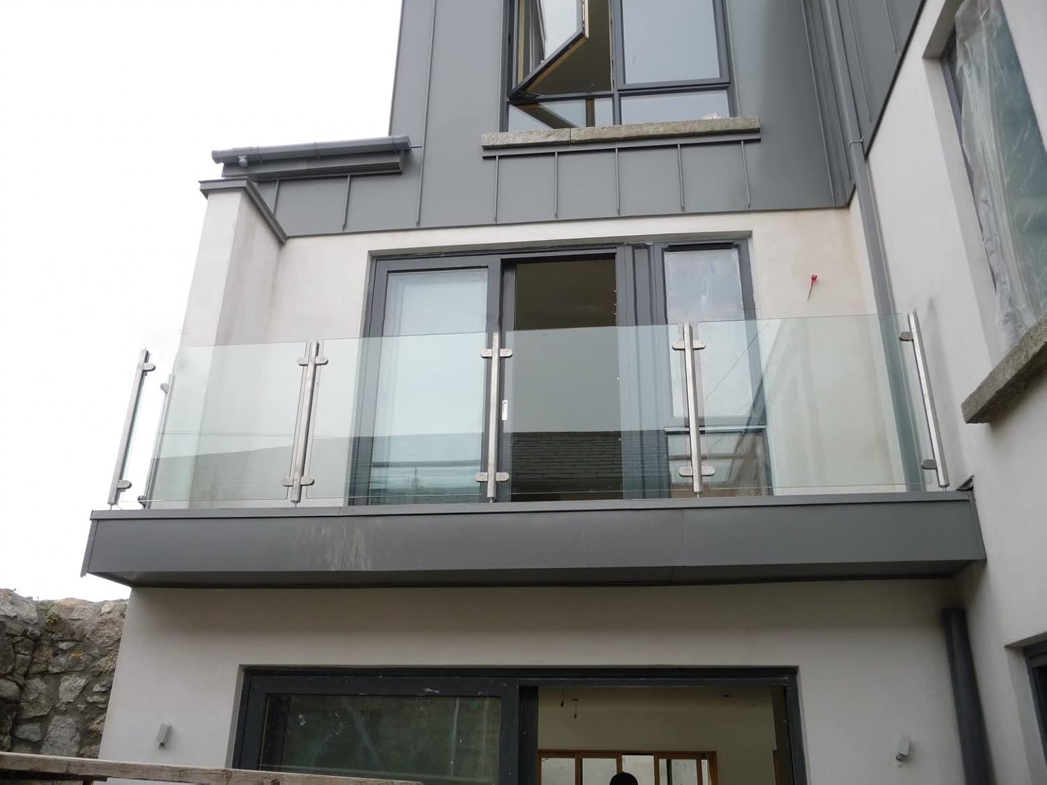 Glass Banister Round Standoff Clamp, Stainless Steel Black Stair Balustrade Post for 3/8'-1/2' Glass Panels, Terrace Decking Hotel Guardrail System(Middle Post,75cm/29.5in)