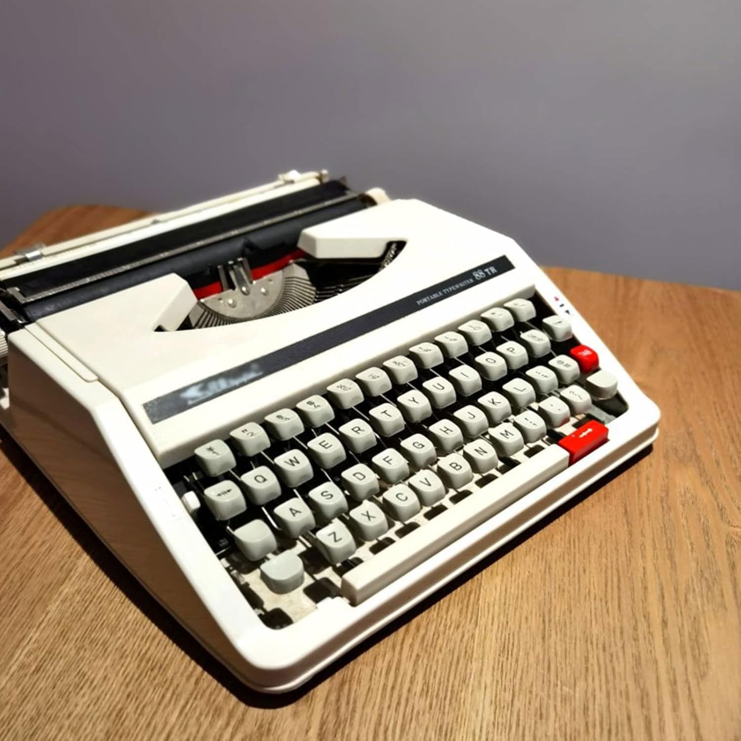 Traditional Portable Manual Typewriter, Classic Old-Fashioned Machinery Typewriter, Vintage Typewriter for Nostalgic Flow, Flexible Buttons Clear Handwriting with Case, Literary Retro Collection Gift