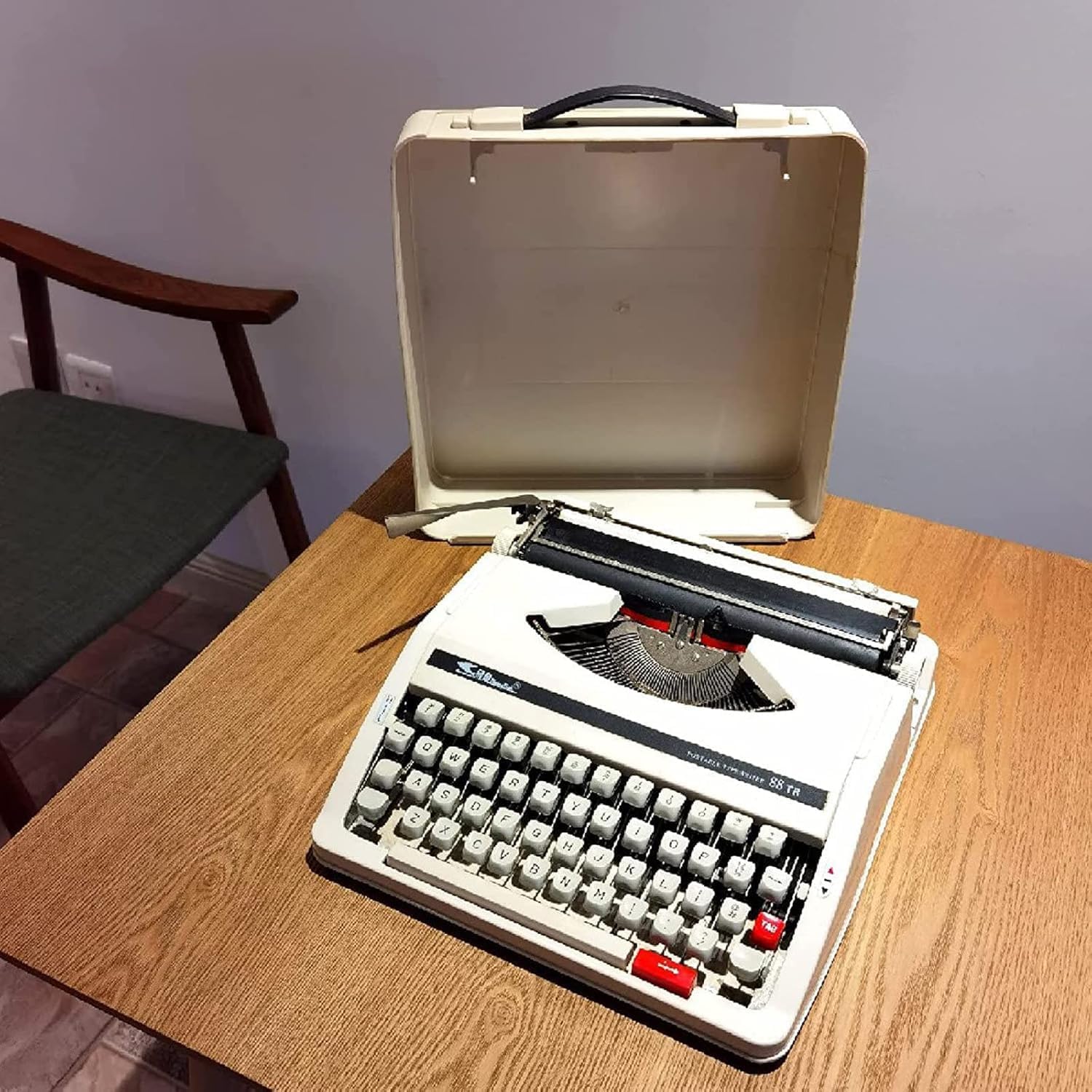 Machinery Typewriter Old Fashioned Manual Typewriter, Portable and Easy to Use Literary Retro Collection Gift, 30 * 30 * 10CM,White