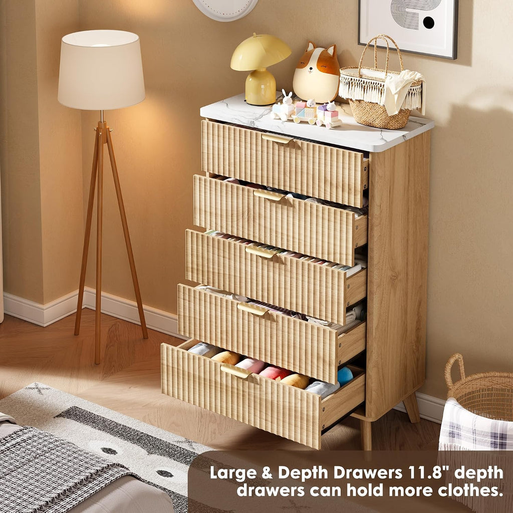 Fluted Dresser for Bedroom with 5 Deep Drawers, 47.2 in Tall Chest of Drawers with Faux Marble Top, Curved Profile Design, Modern Wooden Dresser, for Living Room, Kids Room, Hallway, Natural Oak