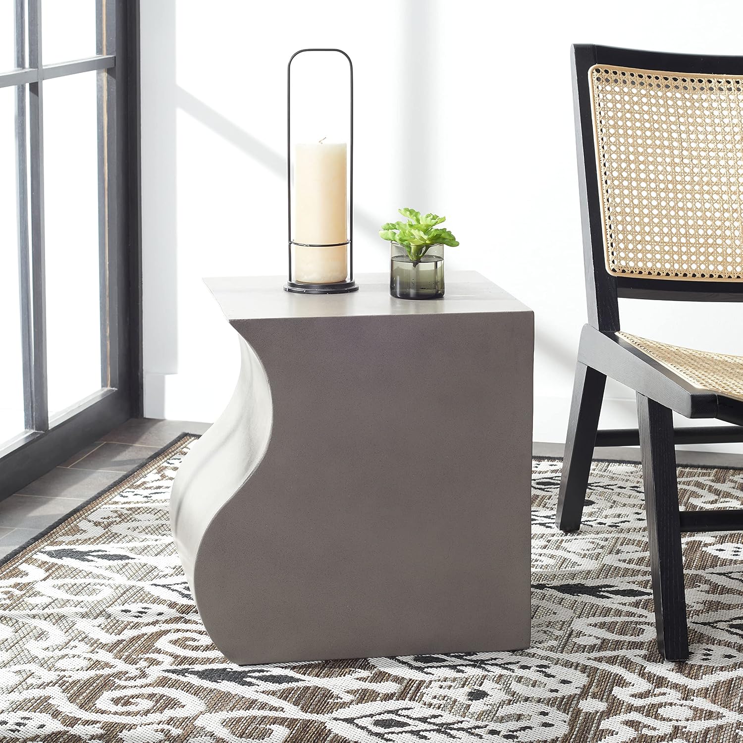SAFAVIEH Outdoor Collection Mazza Modern Dark Grey Concrete Accent Table (Fully Assembled)