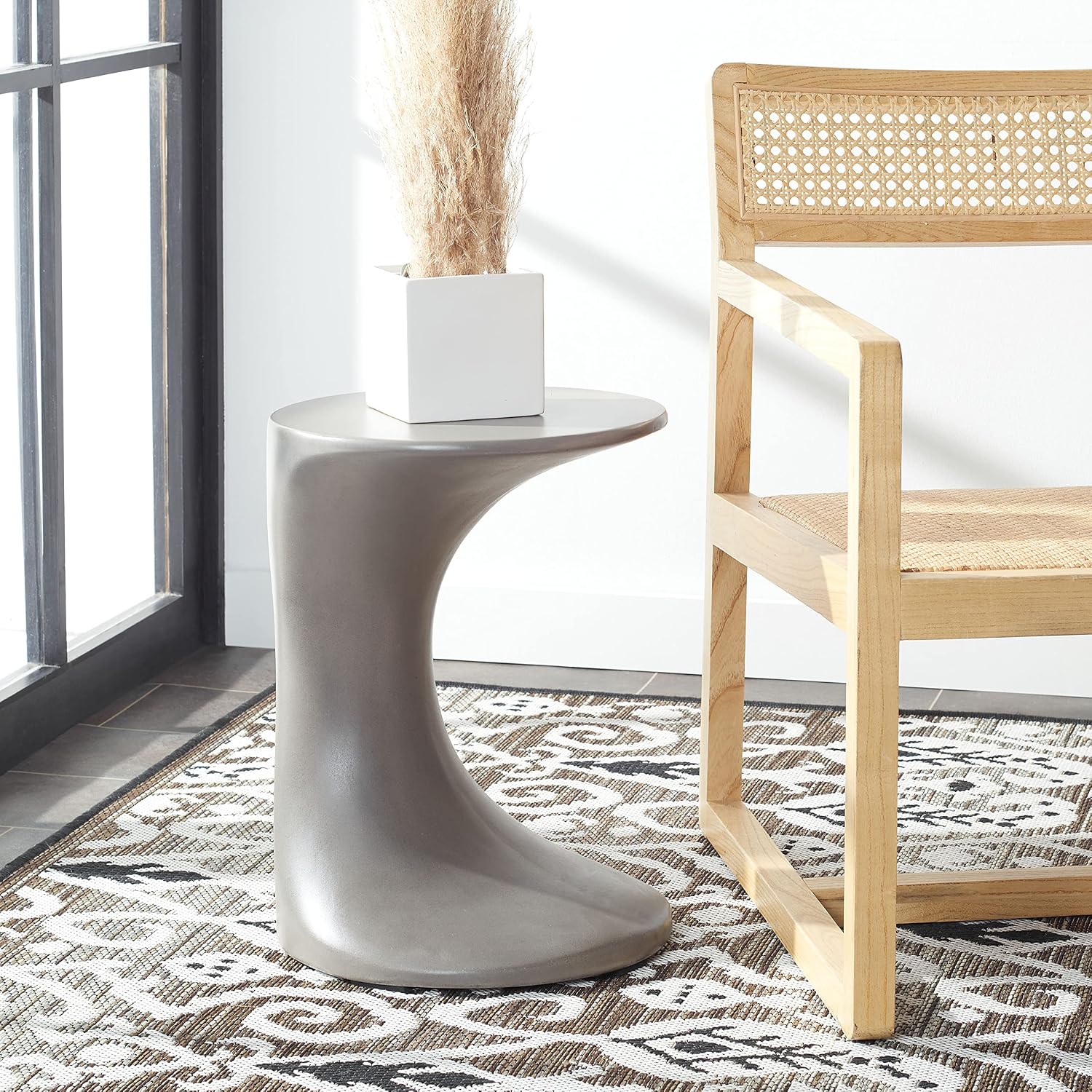 SAFAVIEH Outdoor Collection Kavita Modern Dark Grey Concrete Accent Table (Fully Assembled)